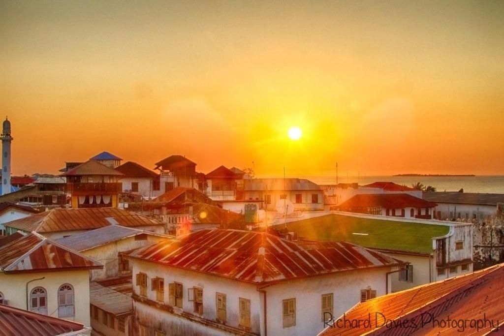 Red Sun Lodge Kokoni Ngambo 外观 照片
